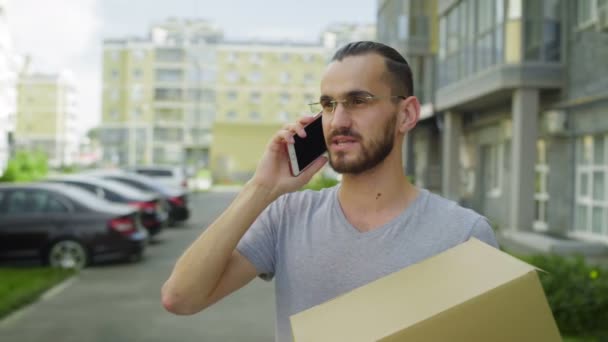 Carteiro chamando para o cliente . — Vídeo de Stock