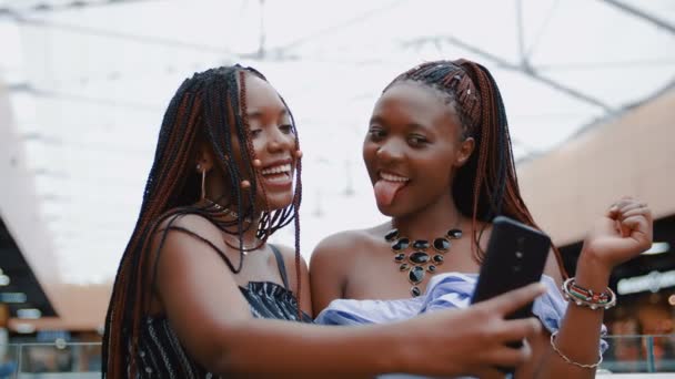 Jovens mulheres tirando selfie por telefone celular no shopping — Vídeo de Stock