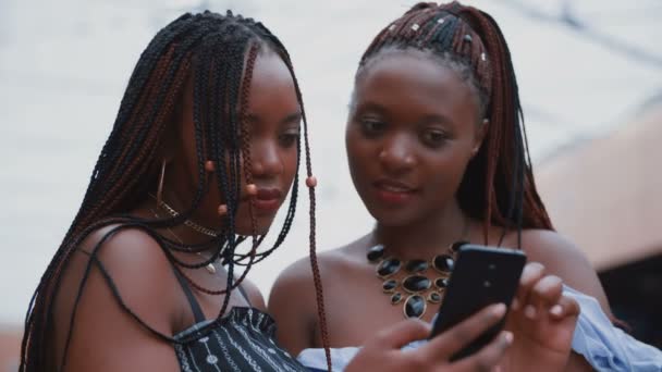 Hermosas chicas africanas están usando un teléfono — Vídeos de Stock