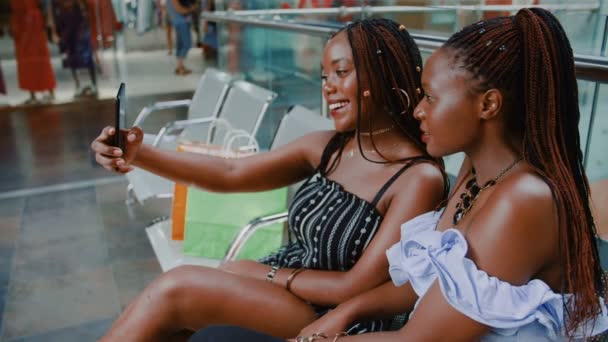 Duas meninas estão fazendo Selfie com o telefone depois de fazer compras — Vídeo de Stock