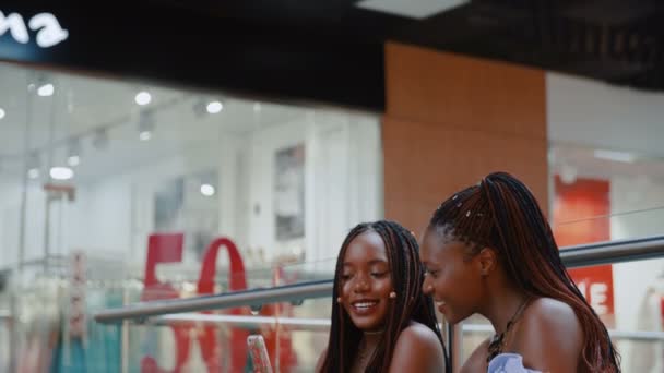 Slide Shot de deux filles font Selfie avec le téléphone après le shopping — Video