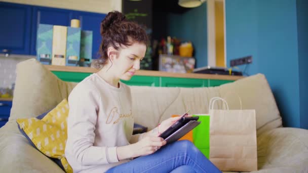 Жінка купує онлайн в цифровому планшеті з кредитною карткою — стокове відео