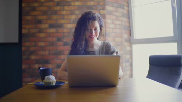 Mujer con pastel y té usando laptop — Vídeos de Stock