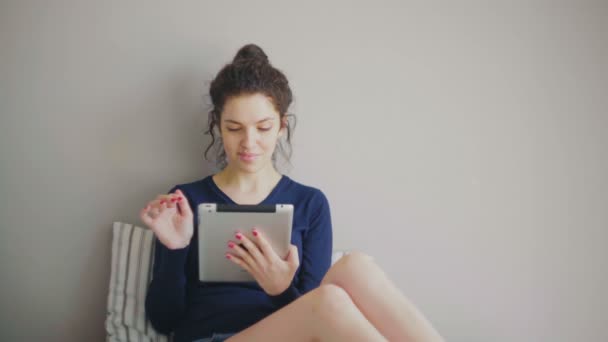 Menina bonito e bonito usar o tablet em casa — Vídeo de Stock