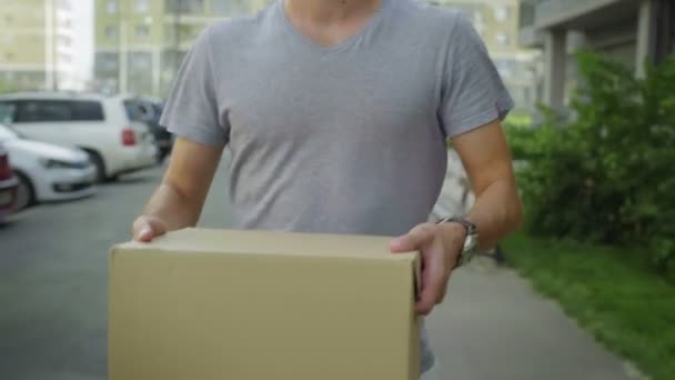 Postbode draagt het pakket — Stockvideo
