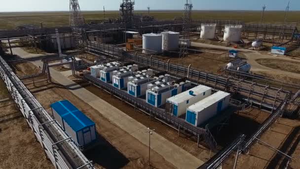 Luchtfoto van olie en gas raffinaderij productie fabriek. — Stockvideo