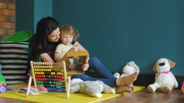 Anya és lánya játszik fa abacus — Stock videók