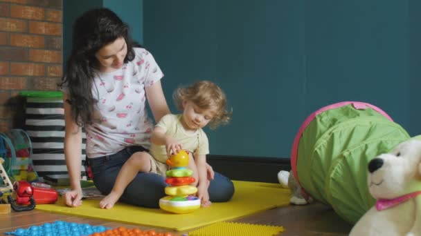 Madre e hija jugando con pirámide de niños — Vídeo de stock