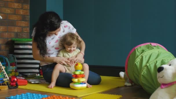 Mother and daughter laugh at camera — Stock Video