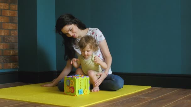 Mutter und Tochter spielen mit Aktivitäts-Sortierwürfel — Stockvideo
