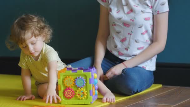 Curly κορίτσι παίζει με Sorter Cube — Αρχείο Βίντεο