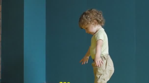 Chica está jugando con animadoras pompones — Vídeos de Stock