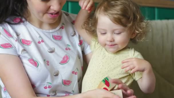 Madre Con Figlia Giocare Cubi — Video Stock