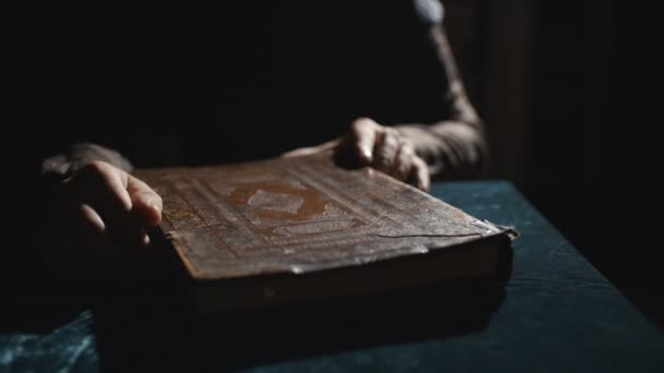 Monk está lendo um livro antigo — Vídeo de Stock