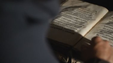 Birilerinin arka planı eski kitapları karıştırıyor.