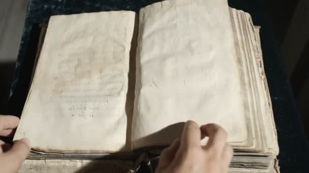 Les mains feuilletant le vieux livre et le fermant — Video