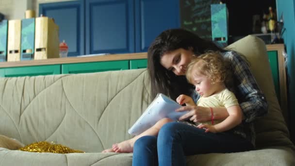 Madre e figlia disegnano in un quaderno — Video Stock