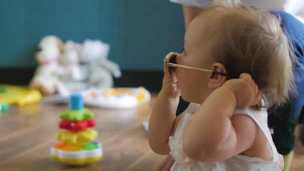 Närbild porträtt av en glad söt liten flicka barn med solglasögon — Stockvideo