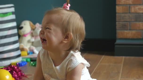 Mała dziewczynka płacze — Wideo stockowe