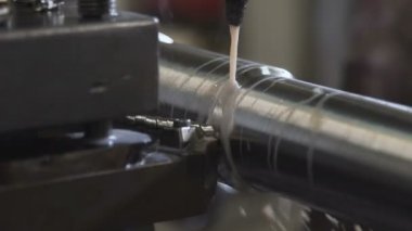 Dönüm torna eylem. Metal iplik parçası.