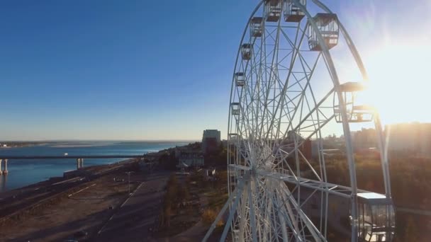 Вид с воздуха на колесо обозрения и реку Волгу — стоковое видео