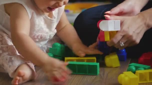 Närbild av Flicka leker med tegelstenar — Stockvideo