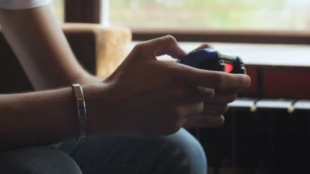 Hombre sosteniendo joystick para videojuego — Vídeos de Stock