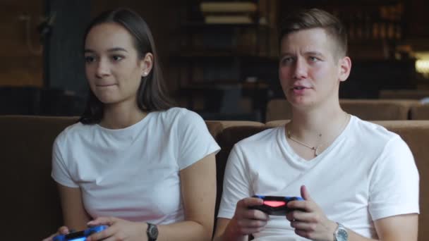 Pareja joven jugando videojuego en casa . — Vídeo de stock