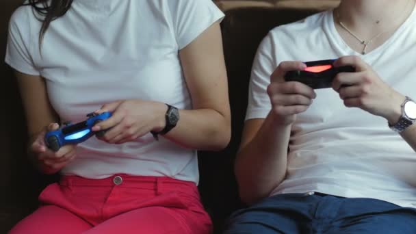 Νεαρό ζευγάρι που παίζει βιντεοπαιχνίδι — Αρχείο Βίντεο
