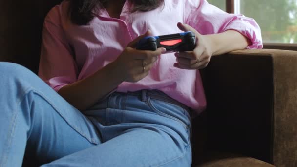 Mujer jugando videojuego en el sofá — Vídeo de stock