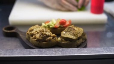 Klasik İtalyan bruschetta, domates, sarımsak ve maydanoz kızarmış ekmek üzerinde
