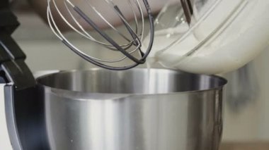 Kremayla hamuru karıştırmak için kullanılan elektrikli karıştırıcı