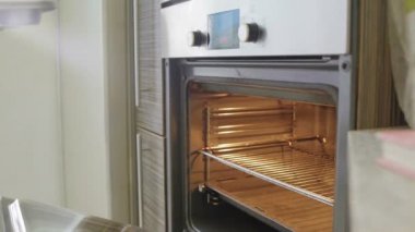 Şef kadın keki mutfak fırınına koydu.