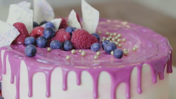 Décorer le gâteau de baies, de chocolat blanc et de boules de sucre — Video