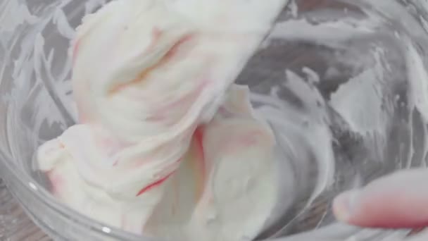 Mélange de crème dans un bol . — Video