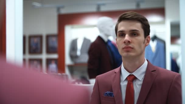 Jeune homme prospère portant une veste rouge à la boutique — Video