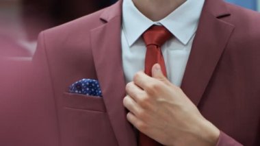 İşadamı Boyunbağını Ayarladı.