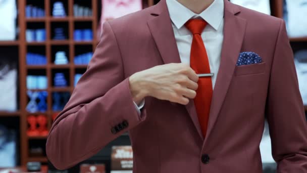 Hombre está fijando clip de corbata — Vídeos de Stock