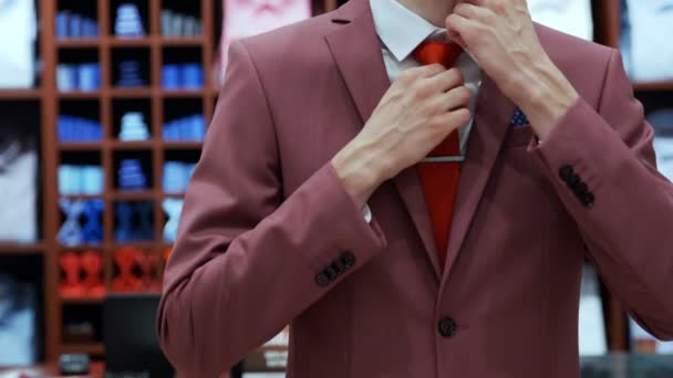 Man handen gecorrigeerd Red Tie — Stockvideo