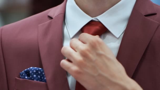 Caucásico hombre manos corregido rojo lazo en un blanco camisa — Vídeos de Stock