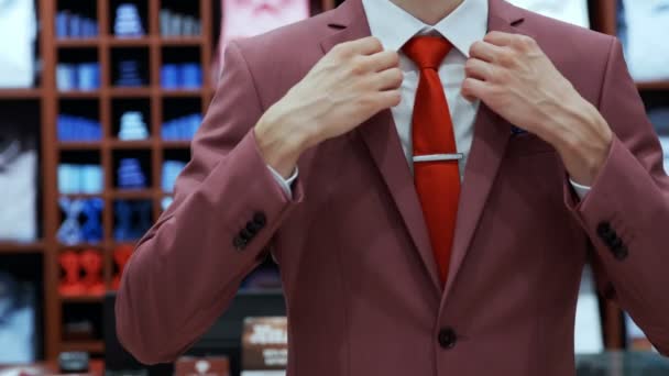 Homme d'affaires prospère portant une veste rouge à la boutique — Video