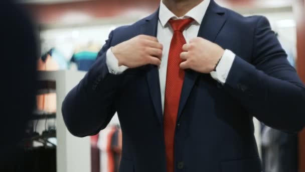 Business man in white shirt buttoning his suit jacket — Stock Video