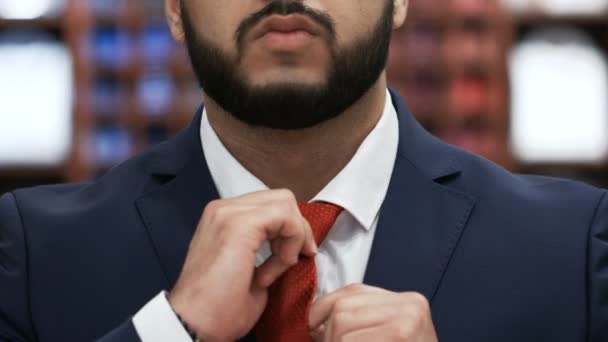 Uomo Caucasico Mani Corretto Cravatta Rossa Una Camicia Bianca — Video Stock
