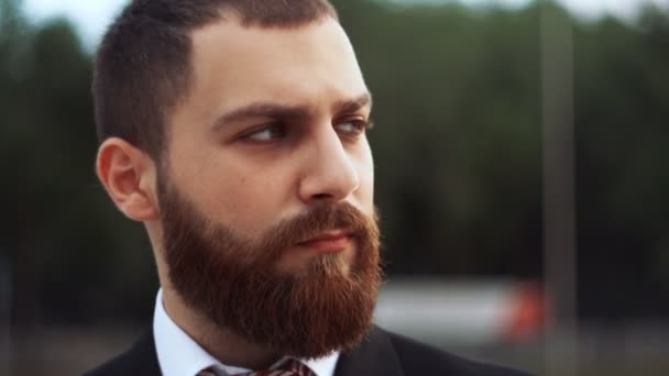 Портрет бородатого бизнесмена на открытом воздухе — стоковое видео