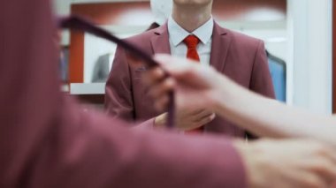 İş adamı farklı kravatlar dener.