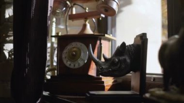 Vintage kahverengi telefon ve gergedan heykeli