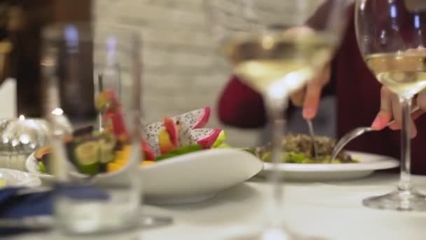 Schießerei mit Mann beim Essen in Restaurant — Stockvideo