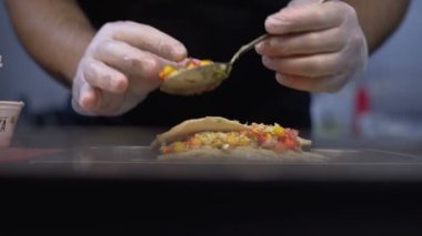 Şef Aşçı yüksek mutfağı bir fincan süsle. Balık yemek