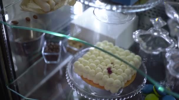 Torte e maccheroni in una vetrina della pasticceria — Video Stock