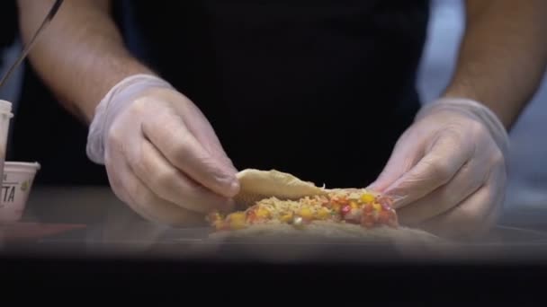 O cozinheiro principal decora um prato da alta cozinha. Prato de peixe — Vídeo de Stock